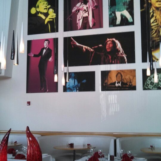 Снимок сделан в Bobby&#39;s Restaurant and Lounge пользователем rob a. 9/12/2013