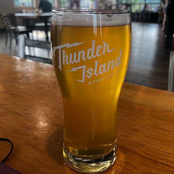 Foto tirada no(a) Thunder Island Brewing Co. por Katie A. em 9/3/2021