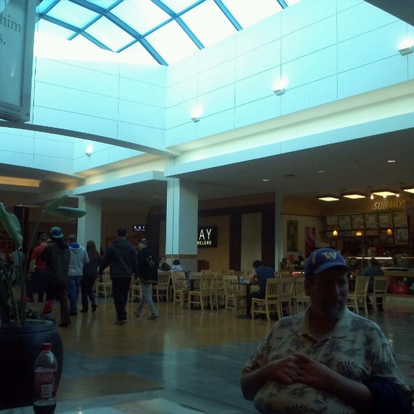 รูปภาพถ่ายที่ Capital Mall โดย Manny O. เมื่อ 5/4/2013