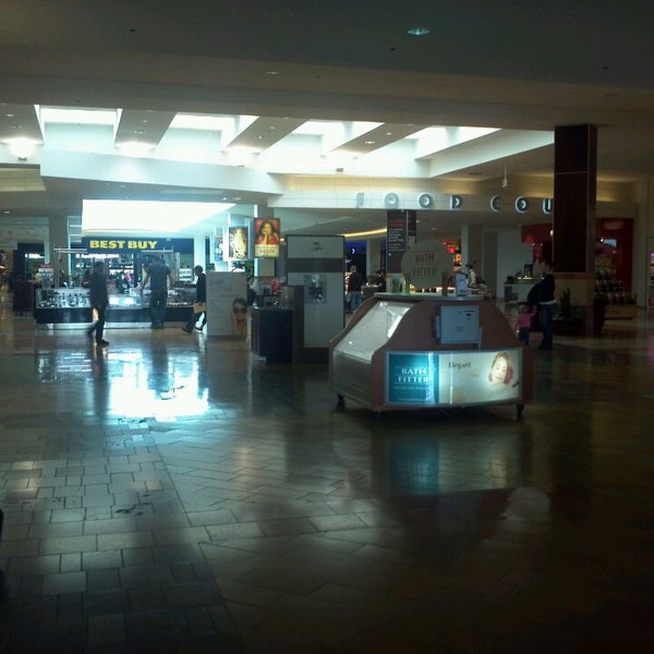 Foto scattata a Capital Mall da Manny O. il 4/15/2013