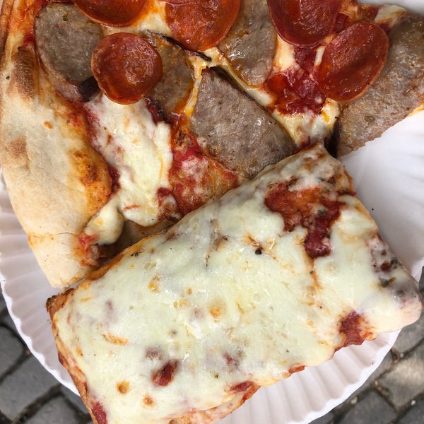 6/15/2019 tarihinde Dan E.ziyaretçi tarafından Famous Ben&#39;s Pizza of SoHo'de çekilen fotoğraf