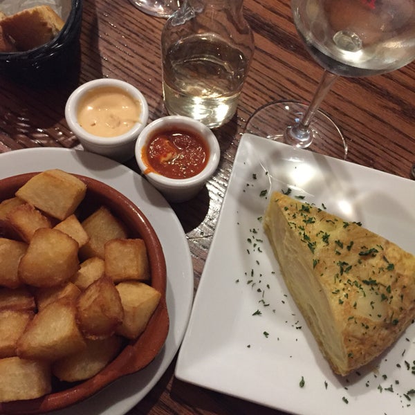 6/9/2017 tarihinde Mely R.ziyaretçi tarafından El Carajo Tapas and Wine'de çekilen fotoğraf