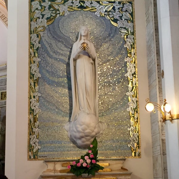 Photo taken at Chapelle Notre-Dame de la Médaille Miraculeuse by Mely R. on 6/21/2016