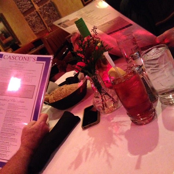 Foto tomada en Cascone&#39;s Italian Restaurant  por Pam C. el 12/24/2013
