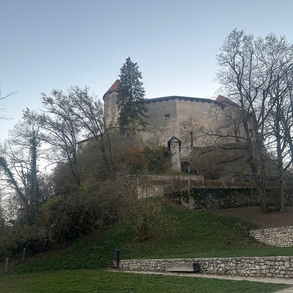 Foto diambil di Blejski Grad | Bled Castle oleh Abdulaziz ⁩. pada 11/19/2023
