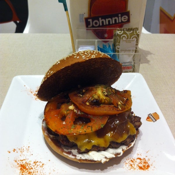 Photo taken at Johnnie Special Burger by Rodrigo F. on 5/24/2014