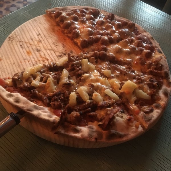 La Pizza de Pastor y la de Albondiguitas, muy recomendable, la masa es delgada y crujiente y tienen una salsa de 4 chiles hecha en casa