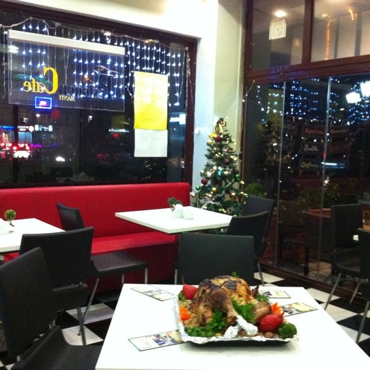 Photo taken at Fesleğen Cafe by Hikmet U. on 12/31/2011