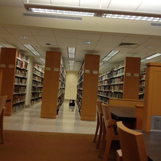 Foto tomada en Brooklyn College Library  por Oyinda O. el 2/1/2012