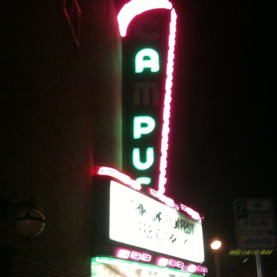 รูปภาพถ่ายที่ Campus Theatre โดย J.R. A. เมื่อ 2/14/2012