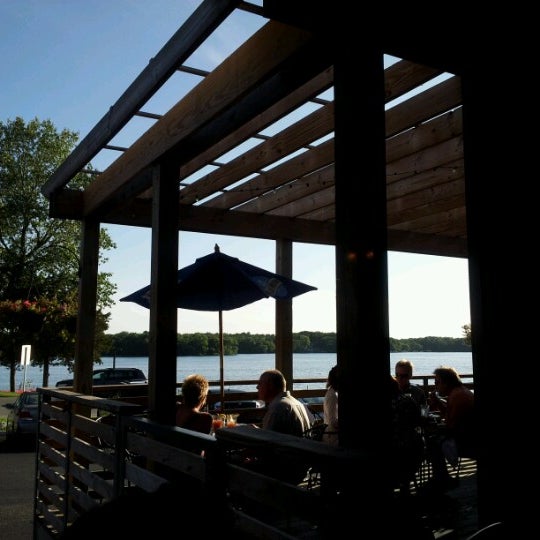 Foto tomada en The Lakeside Supper Club &amp; Lounge  por Ted N. el 8/17/2012