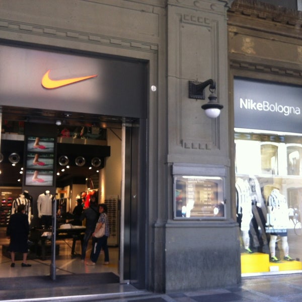 Nike Store - Piazza Maggiore - Via 