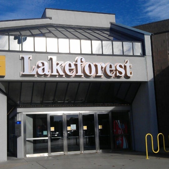 รูปภาพถ่ายที่ Lakeforest Mall โดย Viktor R. เมื่อ 11/6/2013