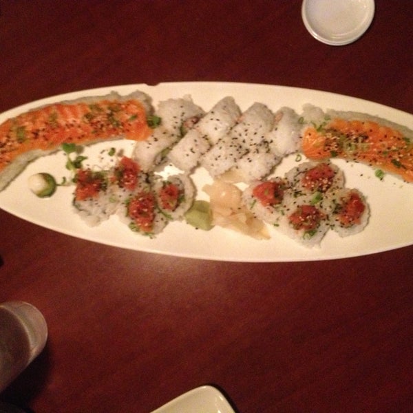 Das Foto wurde bei Hana Japanese Eatery von Kamlynn T. am 5/11/2013 aufgenommen