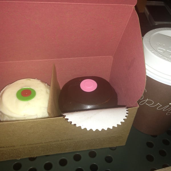 5/8/2013에 Jackie R.님이 Sprinkles Cupcakes에서 찍은 사진