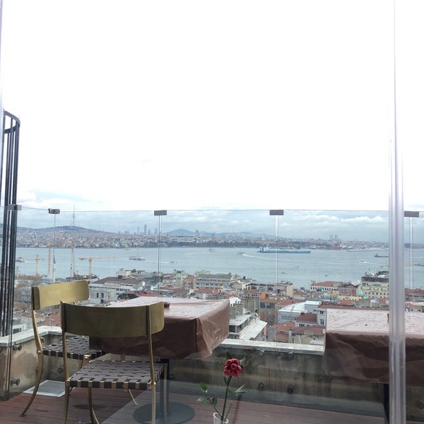 Foto diambil di Georges Hotel Roof Terrace oleh Oğuzhan C. pada 12/24/2019