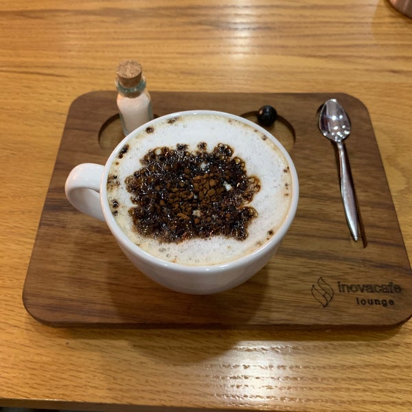 Foto diambil di Inova Cafe Lounge oleh Yaprak D. pada 10/4/2019