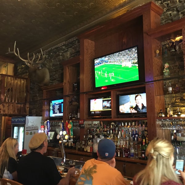 Foto diambil di Buglin&#39; Bull Restaurant and Sports Bar oleh Jeff pada 7/2/2016