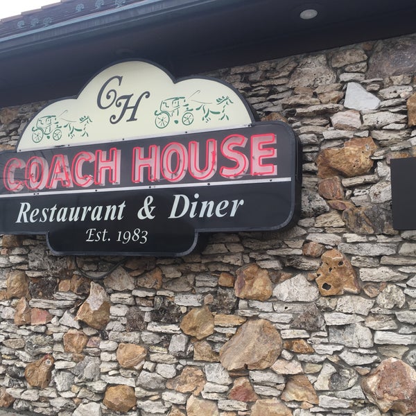 Foto tirada no(a) Coach House Diner &amp; Restaurant por Andrew G. em 11/7/2015