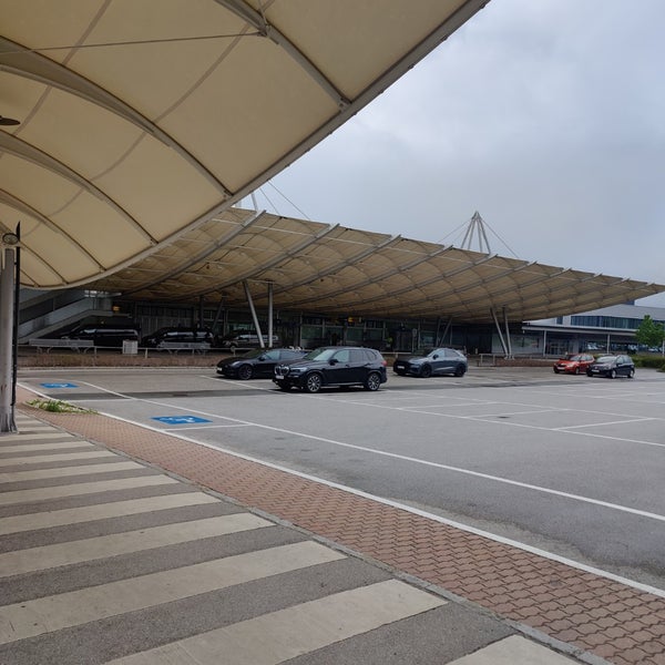 Foto diambil di Salzburg Airport W. A. Mozart (SZG) oleh Radu S. pada 4/19/2024