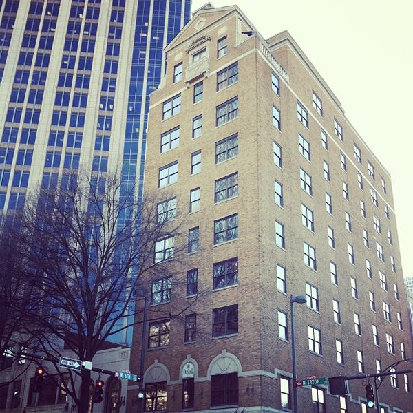 Foto diambil di The Dunhill Hotel oleh Birch Co pada 3/31/2013