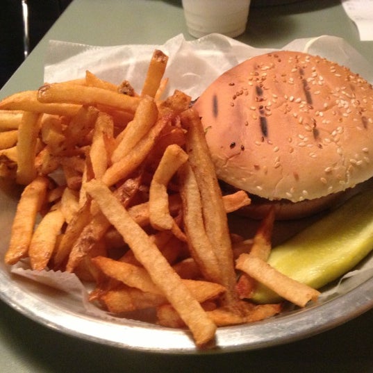 Foto tirada no(a) Joy Burger Bar por Chad R. em 12/12/2012