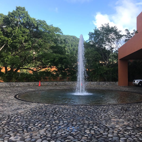 Foto diambil di Hotel Las Brisas Ixtapa oleh Ulises L. pada 9/15/2021