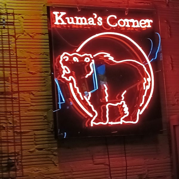 Foto tomada en Kuma&#39;s Corner  por Matthew M. el 1/13/2022