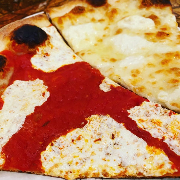 Foto diambil di Joe&#39;s Pizza oleh ^_^ pada 3/28/2022