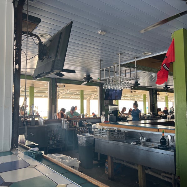 Das Foto wurde bei Palm Pavilion Beachside Grill &amp; Bar von Amanda M. am 6/21/2022 aufgenommen