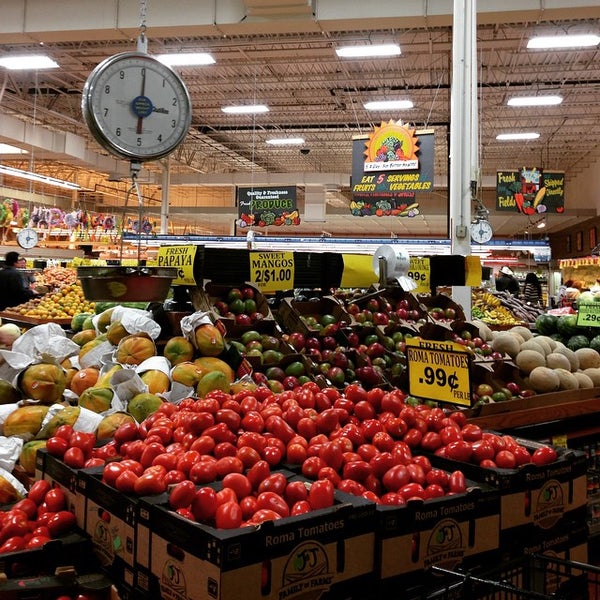 Super Fresh Market Department Store in Waukegan