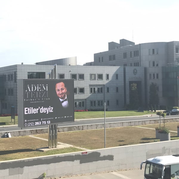 รูปภาพถ่ายที่ Adem Terzi Barbers Club โดย Rüştü S. เมื่อ 5/27/2017