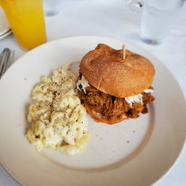 รูปภาพถ่ายที่ Henlopen City Oyster House โดย Chuck G. เมื่อ 4/23/2019