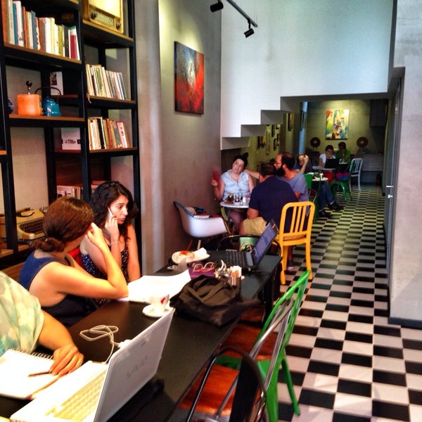 Foto tirada no(a) Page Cafe &amp; Gallery por Onur T. em 8/14/2014