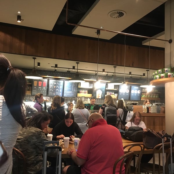 Photo prise au Starbucks par Morgan H. le6/28/2019