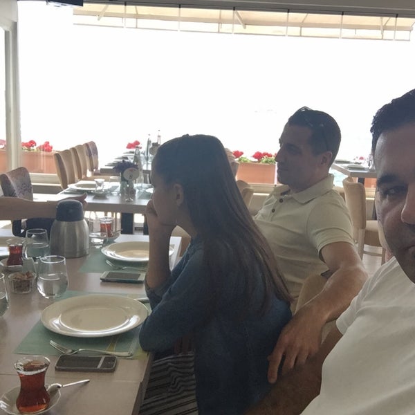 Das Foto wurde bei Sardunya Fındıklı Restaurant von Serkan C. am 5/15/2016 aufgenommen