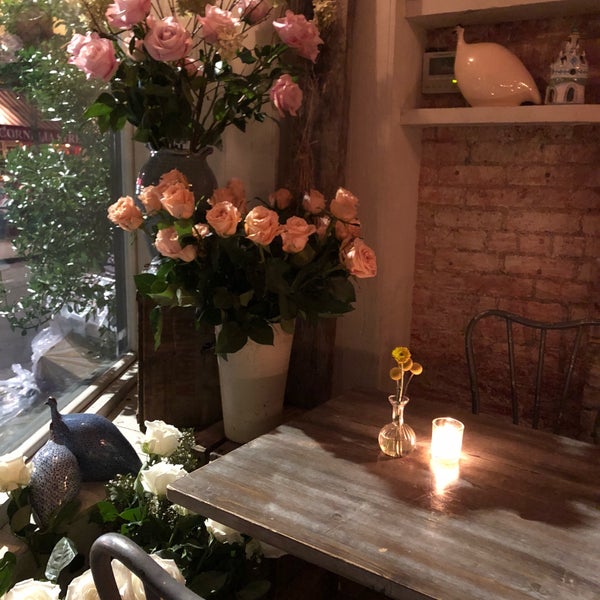 The most romantic spot - candlelit and beautiful flowers all over the restaurant. Feels like a garden - cacio e pepe ravioli were delicious! Artichokes and arancini were delicious!