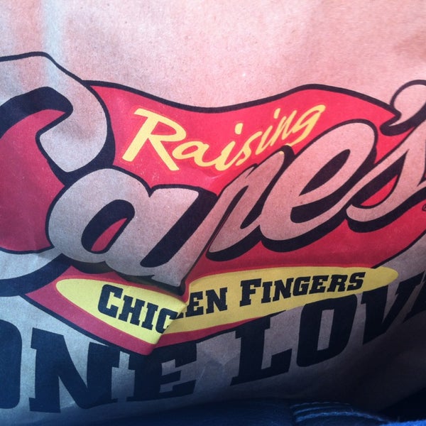 รูปภาพถ่ายที่ Raising Cane&#39;s Chicken Fingers โดย Victoria M. เมื่อ 5/26/2013