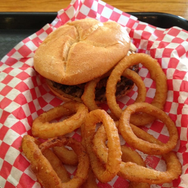5/16/2013にScott UがRemington Grill Burgers &amp; BBQ- Raleighで撮った写真