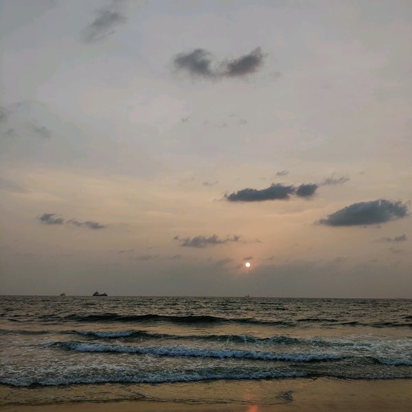 Foto diambil di Panambur Beach oleh Vikhyath K. pada 3/20/2021