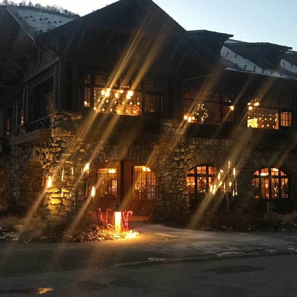 รูปภาพถ่ายที่ Bear Mountain Inn โดย Nikki W. เมื่อ 12/28/2017