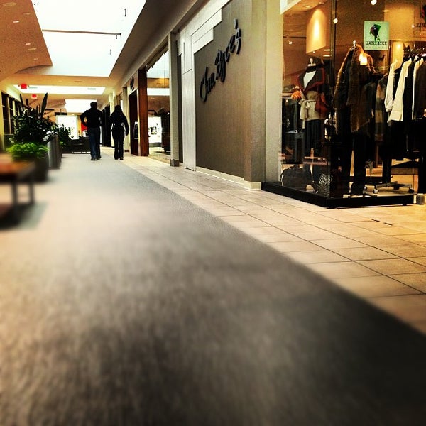 รูปภาพถ่ายที่ Hilldale Shopping Center โดย Andrew D. เมื่อ 11/23/2012
