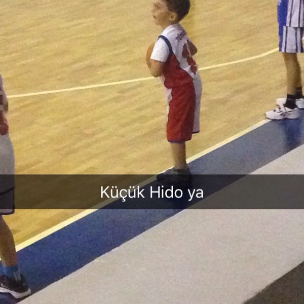 Foto scattata a Hidayet Türkoğlu Basketbol ve Spor Okulları Dikmen da Evrim A. il 11/29/2015