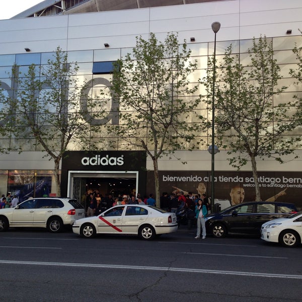 Suministro Unirse Camino Adidas Store Real Madrid Bernabéu - Nueva España - Calle del Padre Damian  4, Estadio Santiago Bernabeu