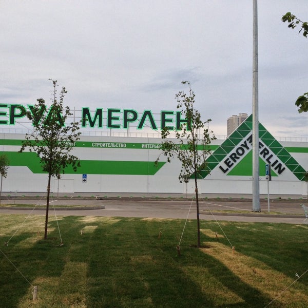 Снимок сделан в Леруа Мерлен пользователем Tina H. 9/21/2013