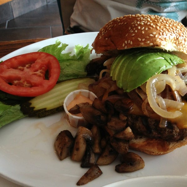 Снимок сделан в Barney&#39;s Gourmet Hamburgers пользователем Yoshihiro I. 6/15/2013