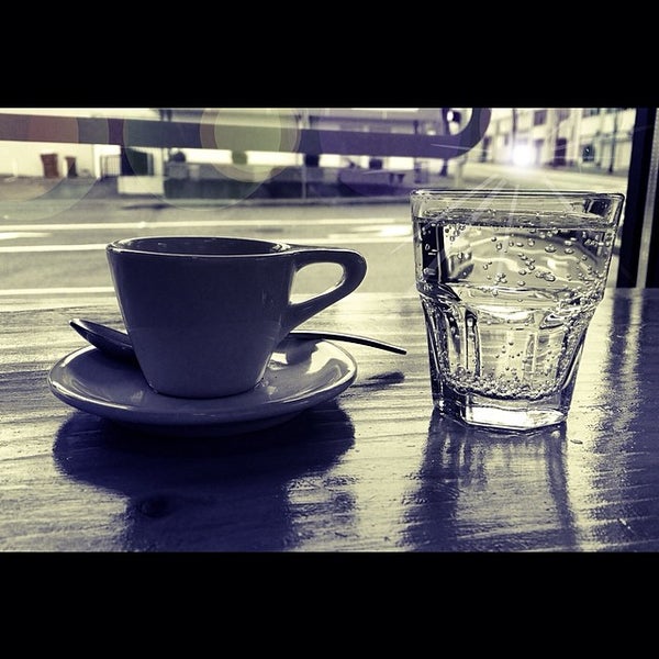 Foto tirada no(a) Method Coffee Bar por Shari em 3/15/2014