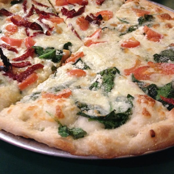 8/2/2013 tarihinde Vilda B.ziyaretçi tarafından Mama Niki&#39;s Pizza'de çekilen fotoğraf