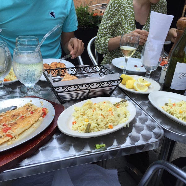Das Foto wurde bei Psari Seafood Restaurant &amp; Bar von Diane Bernice D. am 5/27/2015 aufgenommen