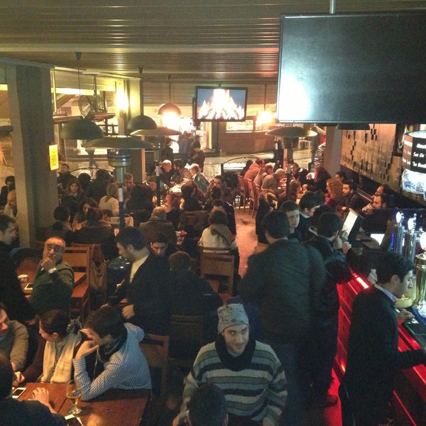 Photo prise au Elma Pub &amp; Beercity par Hasan D. le4/22/2013